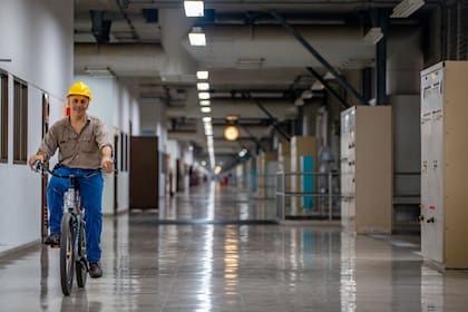 Los trabajadores se trasladan por las instalaciones en bicicletas o carritos de golf