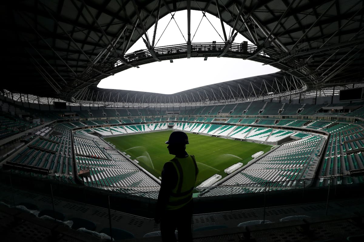 Los trabajadores son vistos dentro del Education City Stadium construido para el próximo campeonato de fútbol de la Copa Mundial de la FIFA 2022 durante una gira por el estadio en Doha, Qatar.