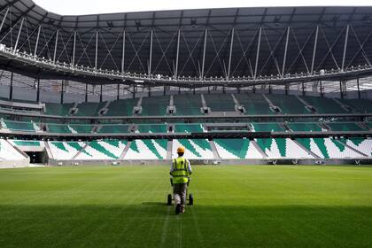 Los trabajadores son vistos dentro del Education City Stadium construido para el próximo campeonato de fútbol de la Copa Mundial de la FIFA 2022 durante una gira por el estadio en Doha, Qatar.