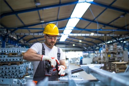 Los trabajadores tendrán que presentar ciertos documentos que demuestren su presencia legal, como su tarjeta verde o un comprobante de asilo, para obtener la licencia