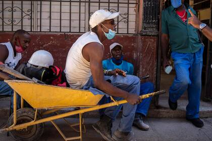Los trabajadores usan máscaras durante la pandemia de COVID-19 en La Habana, Cuba, el martes 12 de octubre de 2021. (AP Foto/Ramón Espinosa)