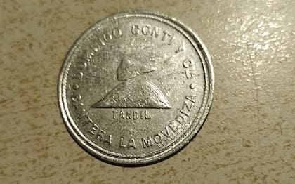 Los trabajadores vivían en el cerro y cobraban con plecas, unas monedas que acuñaba el arrendador o dueño de la cantera, y sólo tenía cambio en la propiedad del patrón.