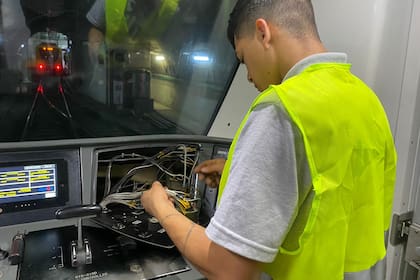 Los trabajos de remodelación en la línea D de subte consisten en cambiar los sistemas de cambios para adaptarse a herramientas más seguras