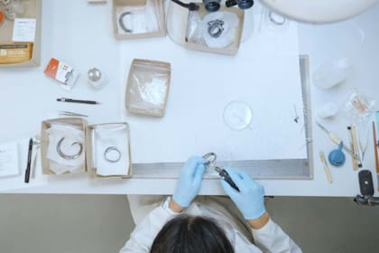 Los trabajos de restauración de los brazaletes vikingos