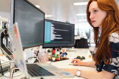 Los trabajos en el área de informática fueron los que más llevaron al patrocinio de certificaciones para Green Card en el año fiscal 2024