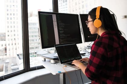 Los trabajos en el área de informática fueron los que más llevaron al patrocinio de certificaciones para Green Card en el año fiscal 2024