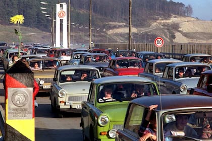 Los Trabbant, "Trabbi", eran los autos simbólicos de la Alemania oriental, cuyos trabajadores eran un tercio de productivos que lo que lo eran sus vecinos occidentales.