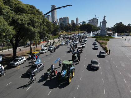 Los tractores salieron de la avenida del Libertador y Udaondo