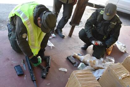 Los traficantes portaban fusiles Colt, calibe 7,62x51