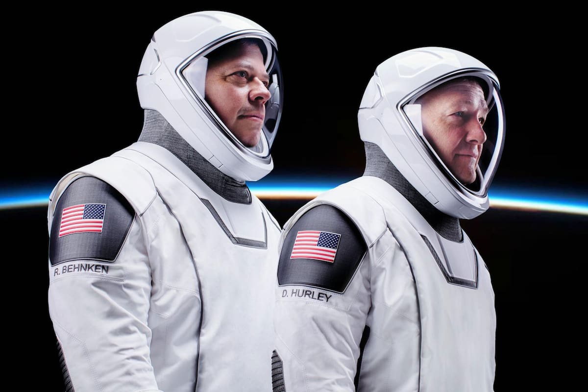 Los trajes de los astronautas Bob Behnken y Doug Hurley fueron creados a medida dentro de las instalaciones de SpaceX, al igual que el casco hecho con impresión 3D y los guantes compatibles con las pantallas táctiles de la nave Crew Dragon