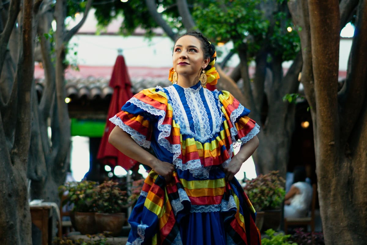 Los trajes típicos y los colores verde, blanco y rojo, son una constante en las celebraciones del Cinco de Mayo