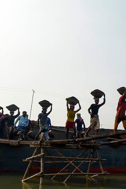 Los transportadores de carbón de Dhaka, en Bangladesh