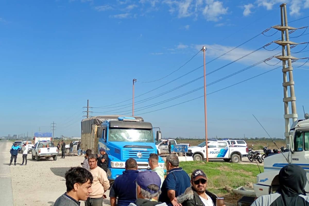 Los transportistas de Bahía Blanca en la ruta mantienen los reclamos