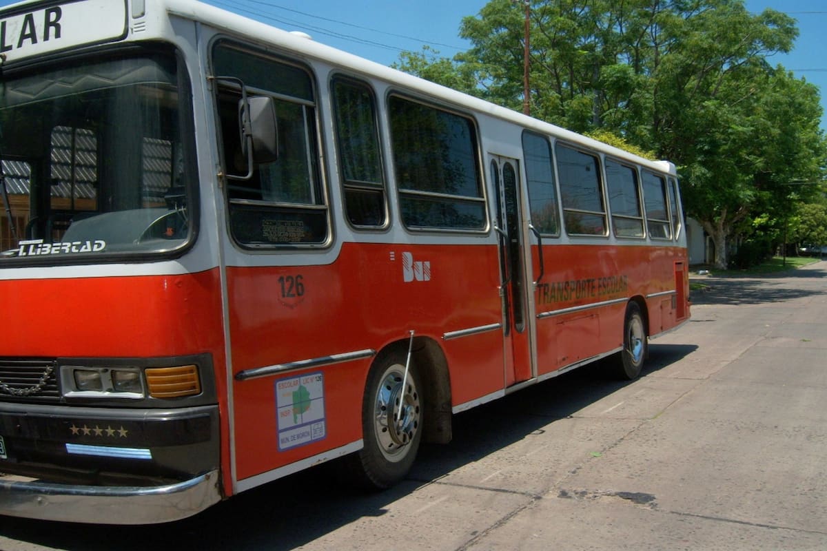 Los transportistas escolares comenzaron a vender sus vehículos por internet porque no saben cuando van a volver a tener trabajo