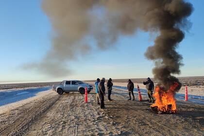 Los transportistas que prestan servicios a las represas bloquearon esta semana el ingreso a las obras de las represas, en reclamo del pago de servicios