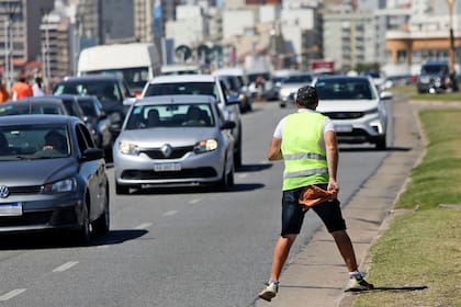Los "trapitos" no son los únicos que usufructúan indebidamente en su favor los espacios de estacionamiento en la vía pública