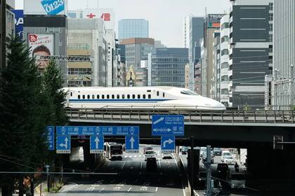 Los trenes bala japoneses no solo son famosos por ser los primeros de alta velocidad, sino por su puntualidad