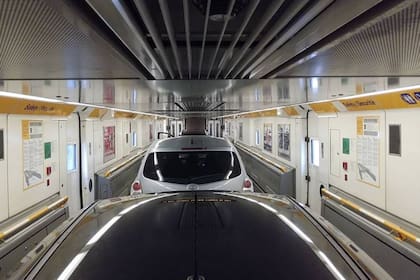 Los trenes del Eurotúnel pueden transportar también vehículos