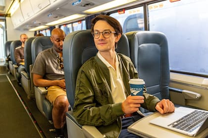 Los trenes llegan directamente al centro de cada ciudad, con conexiones cercanas a zonas clave como el Capitolio en Washington