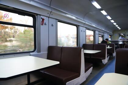 Los trenes suelen tener asientos compartidos, pero los usuarios se las ingenian, cuando pueden, para sentarse en solitario
