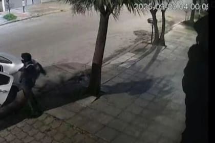 Los tres agresores llegaron con un Fiat Cronos gris y tenían una moto “como apoyo”