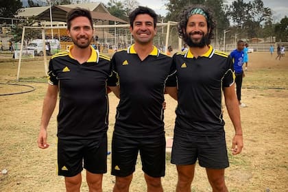 Los tres ciclistas durante un partido de fútbol en Tanzania
