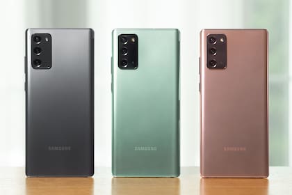 Los tres colores del Galaxy Note20, que no tiene vidrio en la parte trasera, sino plástico