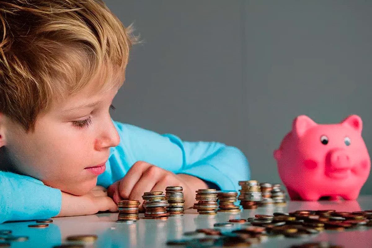 Los tres consejos para ahorrar para tus hijos y enseñarles el valor del dinero
