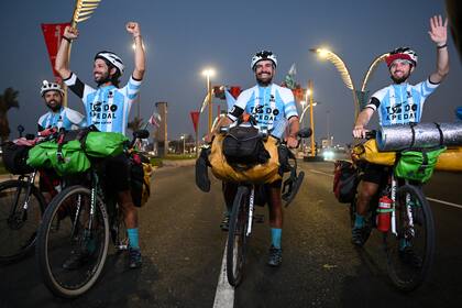 Los tres cordobeses que arrancaron la bicicleteada en mayo llegaron al destino final: Doha.