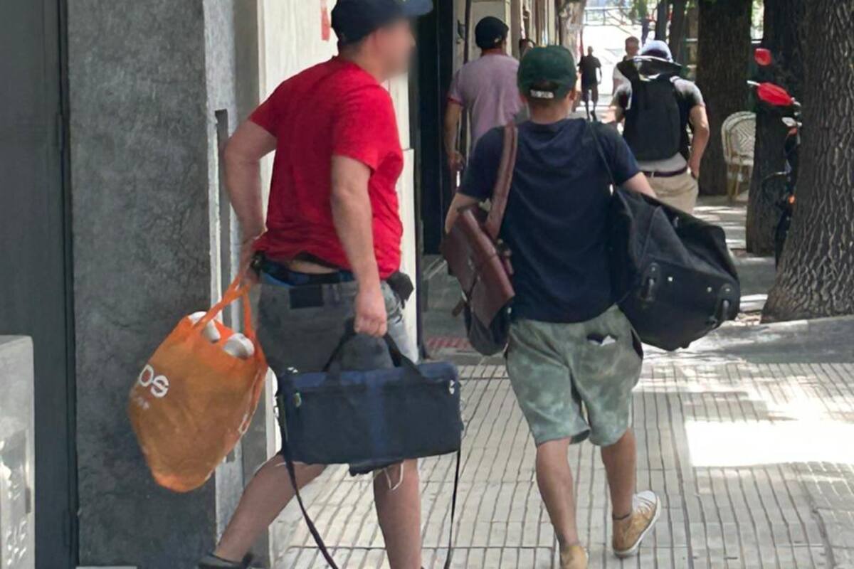 Los tres delincuentes a la salida del edificio donde robaron en cuatro departamentos