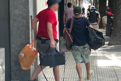 Los tres delincuentes a la salida del edificio donde robaron en cuatro departamentos