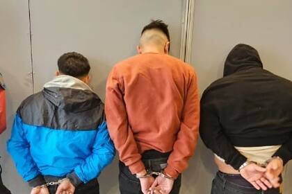 Los tres delincuentes detenidos por la Policía de la Ciudad, luego de ingresar a un edificio en Almagro