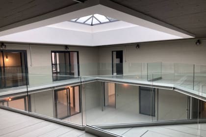Los tres departamentos dan a un sector central común que está bañado de luz natural
