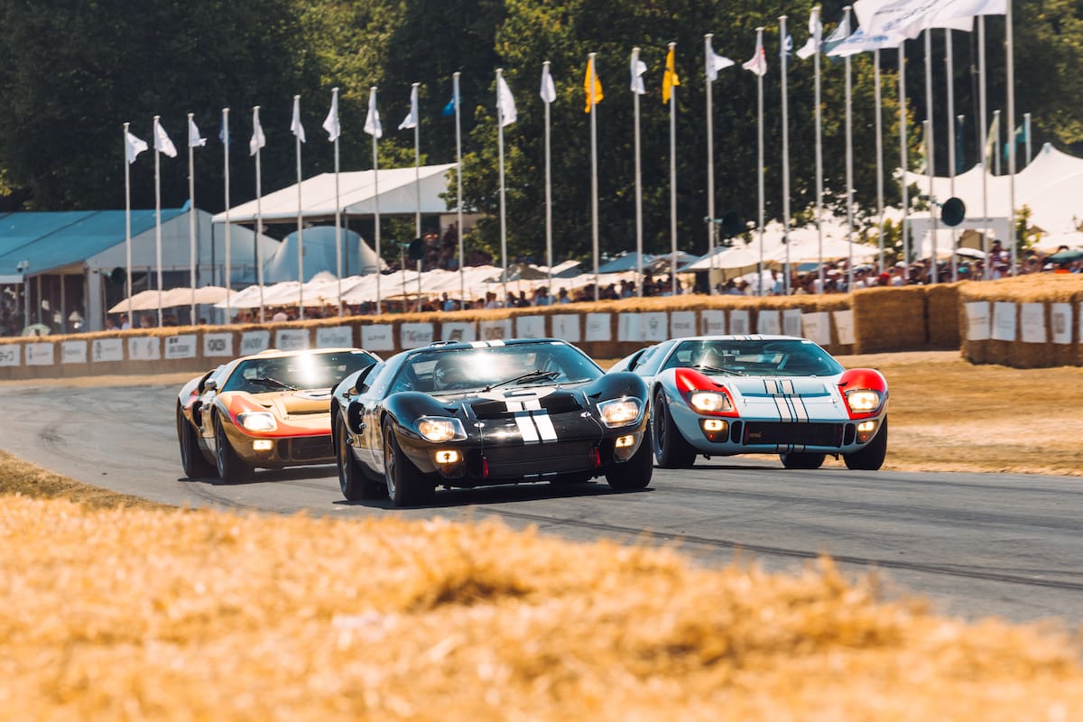 Los tres Ford GT40 que enfilaron juntos hacia la meta de Le Mans en 1966, en el Festival de velocidad de Goodwood (foto de Charlie Brenninkmeijer)