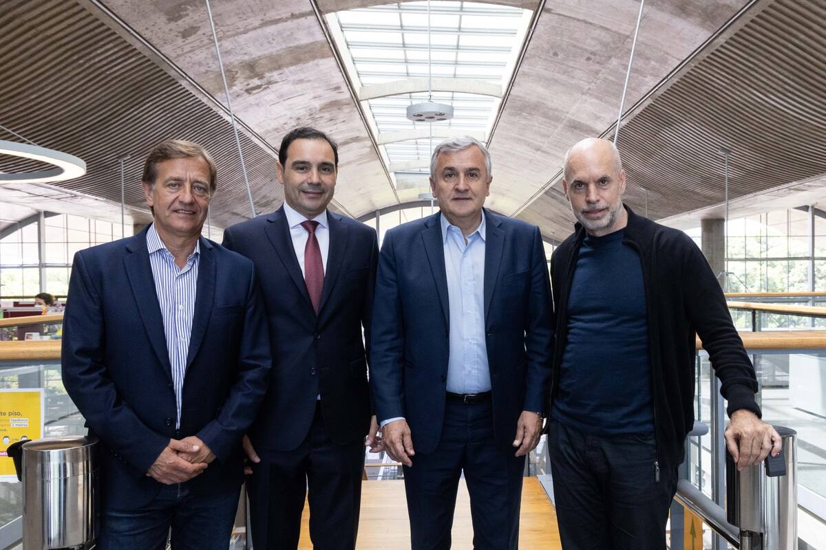 Los tres gobernadores radicales, Suárez, Valdés y Morales, junto al alcalde porteño Rodríguez Larreta.