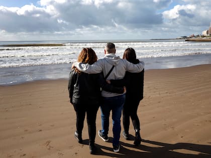 Los tres hermanos de sangre se acaban de encontrar, conocer y abrazar por primera vez en Mar del Plata