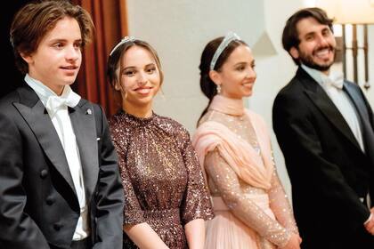Los tres hermanos menores de Hussein, Hashem, Iman y Salma, se mostraron encantados con la boda.