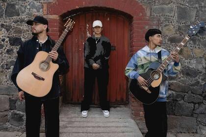 Los tres hermanos que integran el grupo de música regional mexicana Yahritza y su Esencia criticaron aspectos de la vida en México y los usuarios de redes sociales reaccionaron de inmediato