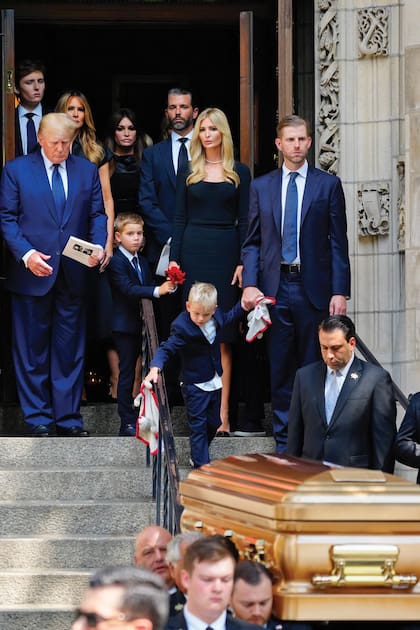 Los tres hijos de Ivana, Donald jr, Ivanka y Eric, fueron con sus familias a
la misa celebrada en la iglesia St. Vincent Ferrer, en Nueva York. También estuvo Tiffany, hija de Trump y Marla Maples, la mujer por la que él se divorció de Ivana en 1992.