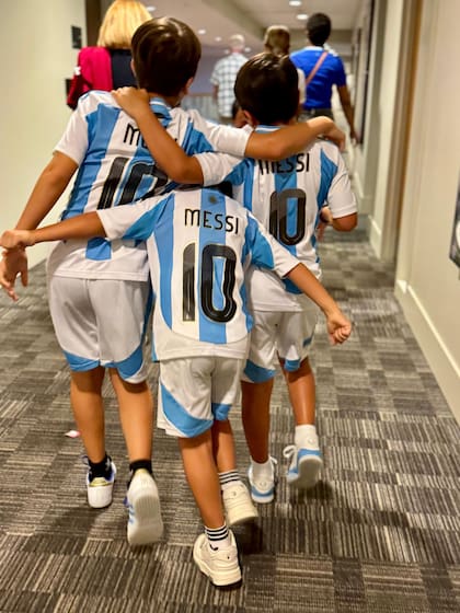 Los tres hijos del 10 celebrando durante la Copa América 2024 (Foto: Instagram @antonelaroccuzzo)