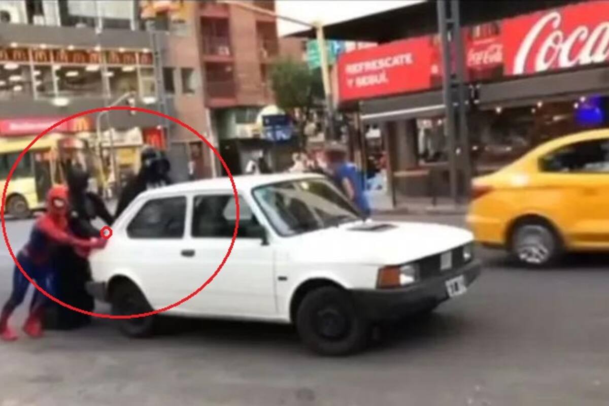 Los tres hombres disfrazados de superhéroes ayduaron a arrancar el auto