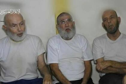 Los tres hombres, identificados como Amiram Cooper, Yoram Metzger y Haim Peri, tenían 80 años o más. Aparecieron en un vídeo publicado en diciembre por Hamas bajo el título "No nos dejen envejecer aquí".