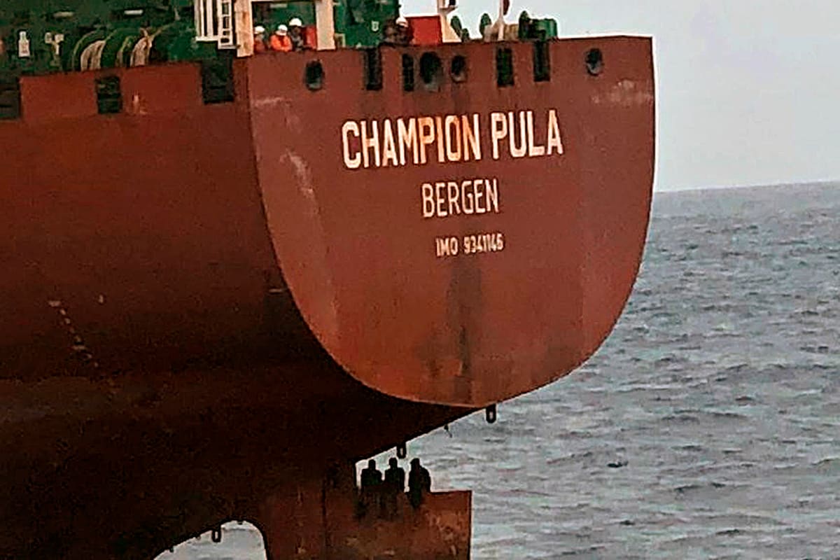 Los tres hombres viajaron en el timón del buque