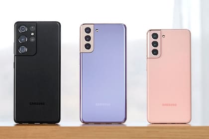 Los tres integrantes de la familia S21 de Samsung: el Galaxy S21 Ultra, el Galaxy S21+ y el Galaxy S21, los primeros teléfonos que recibirán One UI 4 con Android 12