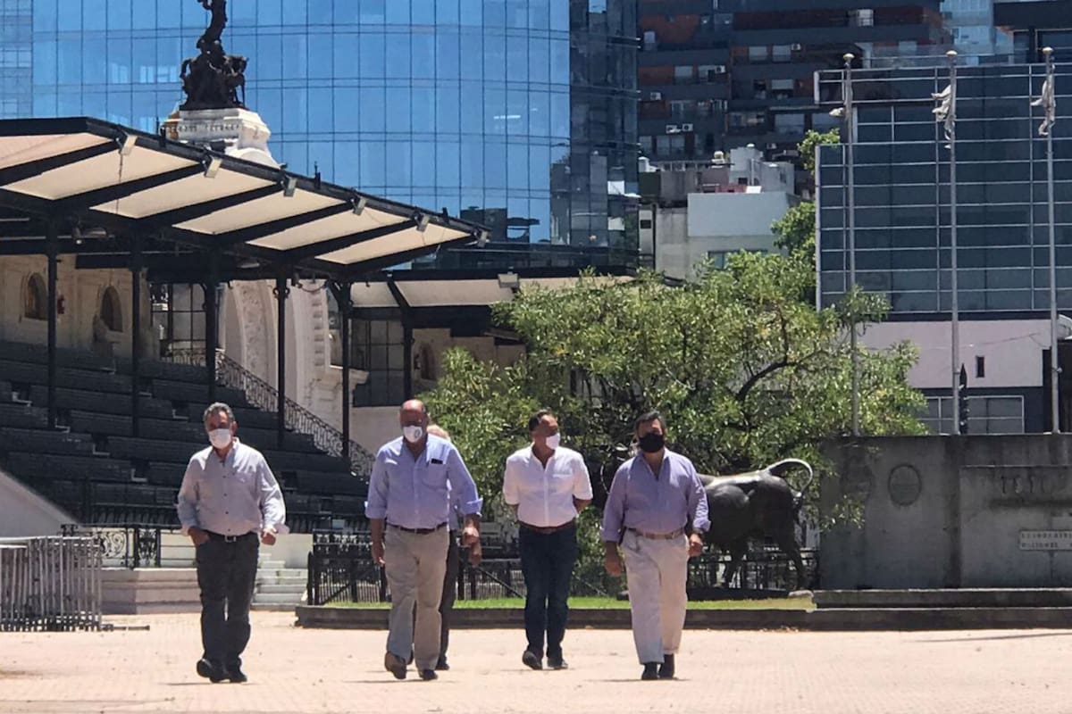 Los tres integrantes de la Mesa de Enlace rumbo a la conferencia de prensa donde anunciaron el fin de la medida de fuerza