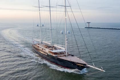Los tres mástiles colocados en el yate lo convertirán en el barco más grande del mundo