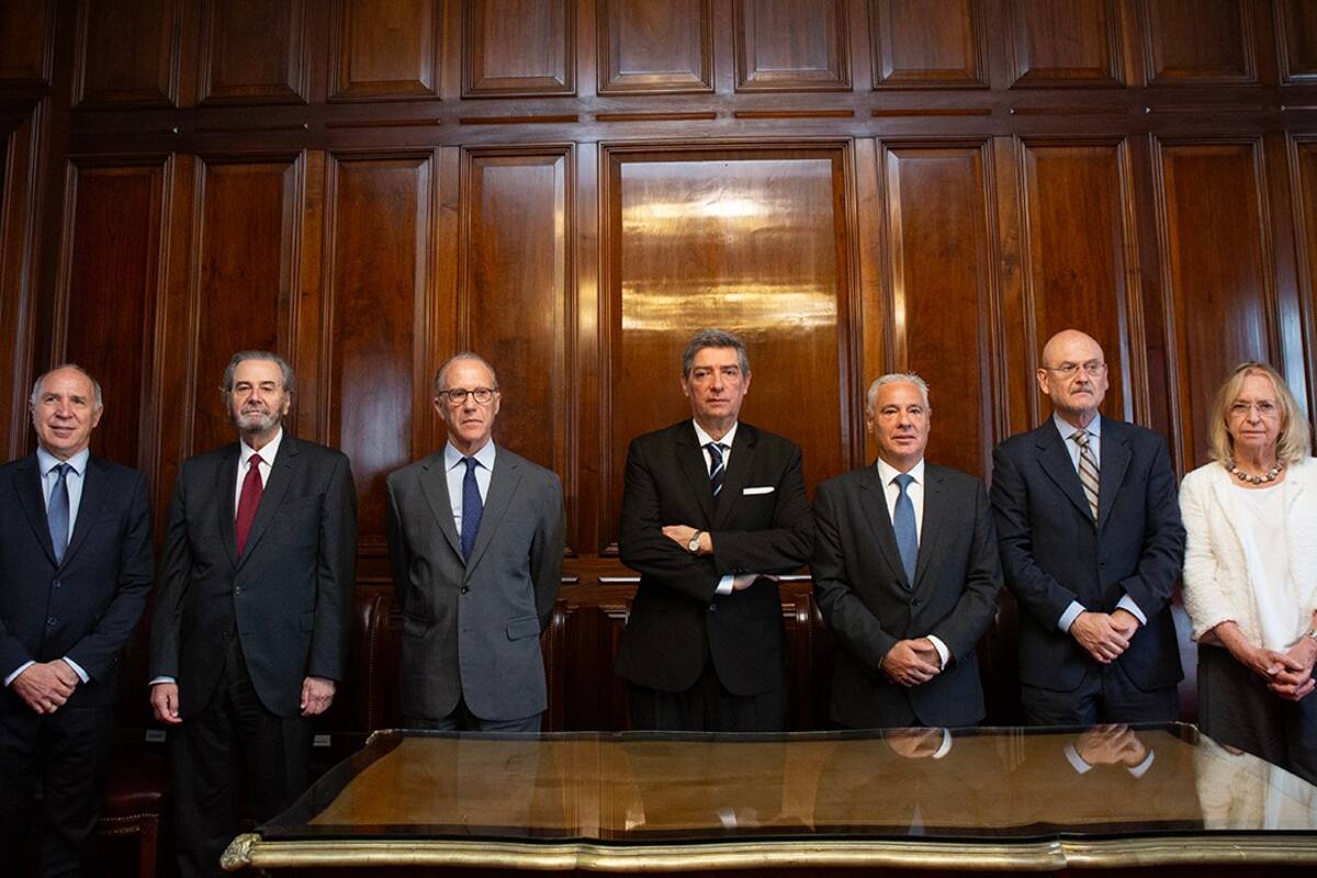 Los tres ministros de la Suprema Corte de la provincia de Buenos Aires: Sergio Torres, Hilda Kogan y Daniel Soria, con los miembros de la Corte Suprema de Justicia de la Nación