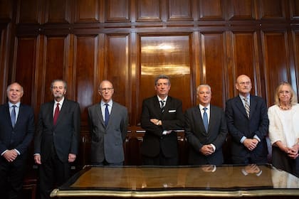 Los tres ministros de la Suprema Corte de la provincia de Buenos Aires: Sergio Torres, Hilda Kogan y Daniel Soria, con los miembros de la Corte Suprema de Justicia de la Nación