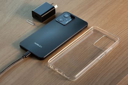Los tres modelos de celualres de Noblex tienen con cargador, funda y film protector en la caja del celular