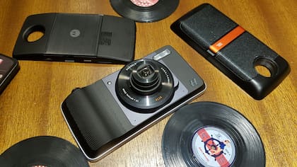 Los tres módulos más sofisticados: el proyector (HD, 50 lúmenes), la cámara Hasselblad y los parlantes JBL